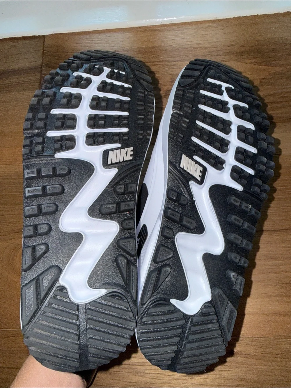 Nike White Low-Top Golf Sneakers with Black Insoles
